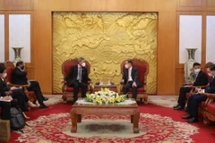 Trưởng Ban Đối ngoại Trung ương Lê Hoài Trung tiếp Bộ trưởng Ngoại giao, Trưởng Ban Đối ngoại Đảng Hành động Nhân dân Singapore (PAP) Vivian Balakrishnan. (Ảnh: Phương Hoa/TTXVN)