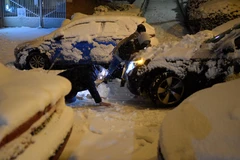 Các phương tiện mắc kẹt do tuyết rơi dày đặc tại Madrid, Tây Ban Nha, ngày 8/1. (Ảnh: AFP/ TTXVN)