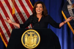 Bà Kathy Hochul trở thành nữ thống đốc đầu tiên của bang New York