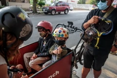 Những khó khăn trong việc chăm sóc trẻ nhỏ trước biến chủng Delta