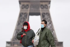 Dịch COVID-19: Pháp cấm đồ uống có cồn tại nơi công cộng