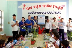 Đoàn cơ sở Cơ quan TTXVN tặng tủ sách Đinh Hữu Dư cho Trường Tiểu học xã Đất Bằng, huyện Krông Pa, tỉnh Gia Lai. (Ảnh: TTXVN)