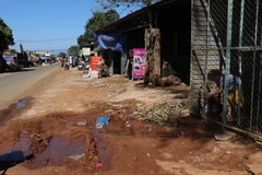 Đoạn đường đi qua trung tâm xã Kon Thụp không có cống thoát nước khiến nước sinh hoạt của người dân phải đổ ra đường ánh hưởng sức khỏe, gây ô nhiễm môi trường. (Ảnh: Hồng Điệp/TTXVN)