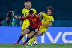 Morata (ào đỏ) thi đấu mờ nhạt trong trận hòa Thụy Điển. (Ảnh: AFP/TTXVN)