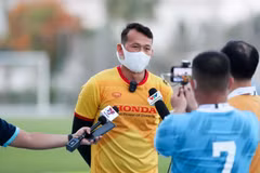 Thủ môn Tấn Trường trả lời phỏng vấn. (Ảnh: Hoàng Linh/TTXVN)