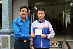Trao tặng huy hiệu Tuổi trẻ dũng cảm cho học sinh cứu người đuối nước