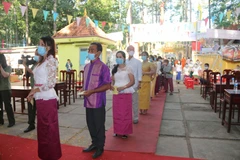 Bà con Khmer đi bỏ phiếu tại Khu vực khóm 1, phường 9, thành phố Trà Vinh. (Ảnh: Phúc Sơn/TTXVN)