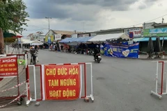 Khu vực chợ Đức Hòa bị phong tỏa và tạm ngưng hoạt động. (Ảnh: Đức Hạnh/TTXVN)
