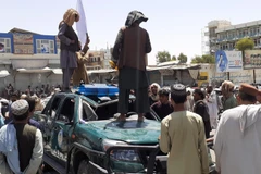 Các tay súng Taliban trên một đường phố ở tỉnh Jalalabad, Afghanistan. (Ảnh: AFP/TTXVN)