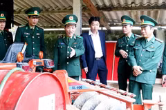 Đoàn công tác kiểm tra và chúc Tết Đồn Biên phòng Cà Xèng (huyện Minh Hóa, Quảng Bình). (Ảnh: Võ Dung/TTXVN)