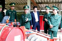 Đoàn công tác kiểm tra và chúc Tết Đồn Biên phòng Cà Xèng (huyện Minh Hóa, Quảng Bình). (Ảnh: Võ Dung/TTXVN)