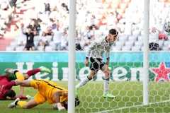 Bồ Đào Nha liên tiếp phải nhận 2 bàn thua từ những tình huống phản lưới nhà. (Nguồn: EPA)