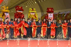 Các đại biểu cắt băng khánh thành công trình hầm Hải Vân 2. (Ảnh: Quốc Dũng/TTXVN)