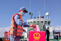 Các chiến sỹ tiến hành bỏ phiếu bầu cử. (Ảnh Chanh Đa/TTXVN)