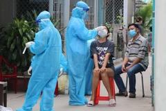 Lấy mẫu xét nghiệm SARS-CoV-2 tại Trà Vinh. (Ảnh: Thanh Hòa/TTXVN)