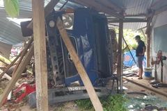 Xe tải đâm sập chốt kiểm soát COVID-19 khiến đại úy công an bị thương