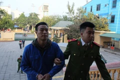 Bị cáo Tạ Văn Thịnh được lược lượng chức năng dẫn giải vào phòng xét xử. (Ảnh: Vũ Hà/TTXVN)