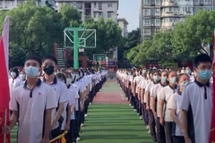 Học sinh Vũ Hán trở lại trường khai giảng như chưa từng có dịch