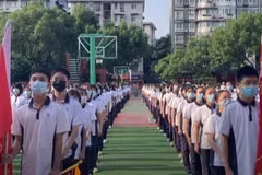 Học sinh Vũ Hán trở lại trường khai giảng như chưa từng có dịch