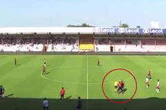 Cầu thủ của nhà đương kim vô địch Ligue 1 đánh nhau ngay trên sân