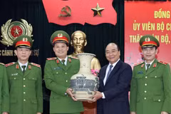Thủ tướng Nguyễn Xuân Phúc tặng quà và chúc Tết cán bộ chiến sỹ Cục Cảnh sát hình sự. (Ảnh: Thống Nhất/TTXVN)