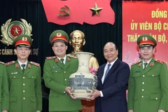 Thủ tướng Nguyễn Xuân Phúc tặng quà và chúc Tết cán bộ chiến sỹ Cục Cảnh sát hình sự. (Ảnh: Thống Nhất/TTXVN)