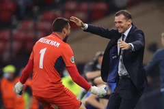 Huấn luyện viên Andrey Shevchenko (phải) vui mừng trước chiến thắng của các học trò trong trận gặp Thụy Điển. (Ảnh: AFP/TTXVN)