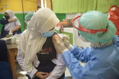 Các tổ chức hối thúc ưu tiên vaccine ngừa COVID-19 cho nước nghèo