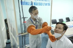 'Buồng lấy mẫu cách ly an toàn' đã sẵn sàng vào tâm dịch