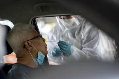 Nhân viên y tế lấy mẫu xét nghiệm COVID-19 tại Klang, bang Selangor, Malaysia. (Ảnh: THX/TTXVN)