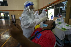 Người dân xét nghiệm COVID-19 ở Klang, bang Selangor, Malaysia, ngày 30/5/2021. (Ảnh: THX/TTXVN)