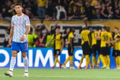 Ronaldo tiếp tục ghi bàn, M.U vẫn thua sốc tại Champions League