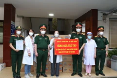 ​Tặng quà Trung Thu cho các cháu hoàn cảnh khó khăn do dịch COVID-19