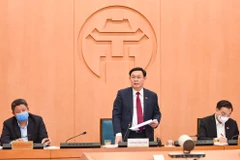 Bí thư Thành ủy Hà Nội Vương Đình Huệ chỉ đạo triển khai các biện pháp cấp bách đối phó với diễn biến mới của dịch COVID-19. (Ảnh: Vietnam+)
