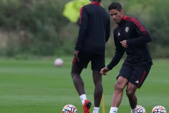 Varane có buổi tập đầu tiên cùng Man Utd, sẵn sàng đá trận ra mắt