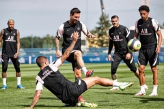 Cận cảnh buổi tập đầu tiên của Lionel Messi tại Paris Saint-Germain