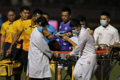 Video cảnh Hùng Dũng chấn thương nặng sau pha vào bóng thô bạo