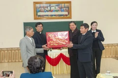 Phó Chủ tịch Thường trực Quốc hội tặng quà người dân Giáo xứ Đại Từ