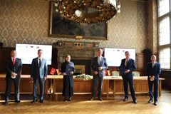 Đại diện Tập đoàn Aone Deutschland AG của Đức và Công ty Cổ phần nước AquaOne của Việt Nam ký thỏa thuận khung xây dựng Nhà máy nước mặt sông Vàm Cỏ Đông tại Long An. (Ảnh: Mạnh Hùng/TTXVN)