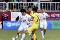 Công Phượng cùng đồng đội thắng ngược Sông Lam Nghệ An. (Ảnh: Quang Thái/TTXVN)