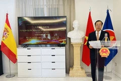 Lễ kỷ niệm được tổ chức gọn nhẹ nhưng trọng thị, trang nghiêm tại Trụ sở Đại sứ quán Tây Ban Nha. (Ảnh: TTXVN)