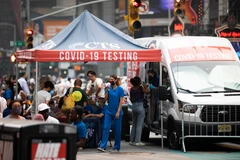 Nhân viên y tế làm việc tại một điểm xét nghiệm ở New York, Mỹ, ngày 20/7/2021. (Ảnh: THX/TTXVN)
