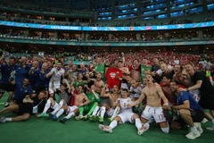 Niềm vui của các cầu thủ Đan Mạch khi giành vé vào bán kết. (Ảnh: AFP/TTXVN)