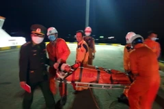 Kịp thời đưa về bờ an toàn một thuyền viên bị nạn nguy kịch trên biển