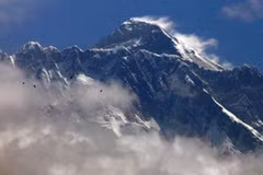 [Video] Đỉnh núi Everest mở cửa sau 1 năm phải đóng vì dịch COVID-19