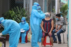 Lấy mẫu xét nghiệm SARS-CoV-2. (Ảnh: Thanh Hòa/TTXVN)