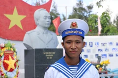 Binh nhất Nguyễn Văn Khánh (20 tuổi), chiến sỹ đảo Sơn Ca-quần đảo Trường Sa (huyện Trường Sa, tỉnh Khánh Hoà) vinh dự, tự hào khi lần đầu trong đời được bầu cử. (Ảnh: Sỹ Tuyên/TTXVN)