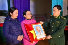 Lễ trao 2.000 lá cờ Tổ quốc cho ngư dân ở tỉnh Tiền Giang