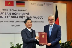 Bộ trưởng Trần Tuấn Anh và Đại sứ CHLB Đức tại Việt Nam Guido Hildner ký kết Biên bản thống nhất phương hướng hợp tác cụ thể trong thời gian tới. (Ảnh: Trần Việt/TTXVN)