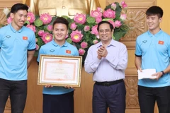 Thủ tướng Phạm Minh Chính tặng Bằng khen cho Đội tuyển bóng đá nam vì có thành tích xuất sắc. (Ảnh: Dương Giang/TTXVN)